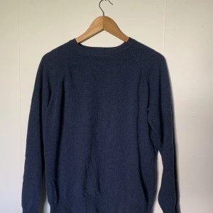 Stickad tröja - Mycket snygg stickad tröja i marinblå färg. Köptes på volt  för 1200 säljer för 600 pga rea. Märket är Oscar Jacobson.