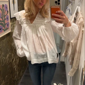 Blus  - Otroligt fin blus från Neo Noir. Använd en gång, därav i nytt skick! Den är liten i storleken så som en 36. Köpt för 749 kr.🤍Första bilden är lånad. 