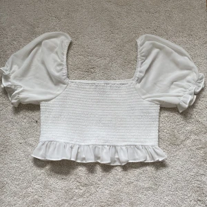 Vit blus  - Är endast använd 1 gång så är i nyskick. Nypris 180kr, säljs för 100kr. Köparen står för frakten 💕