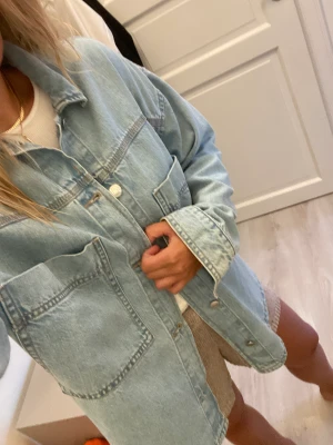 Oversized jeansjacka  - Så fin jeansjacka/skjorta från Gina. Köptes i våras för 600 men kommer dessvärre inte till användning. Storlek S