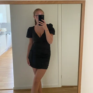 Svart klänning  - Från Bikbok, storlek S. Använd en gång, pris kan diskuteras vid snabb affär