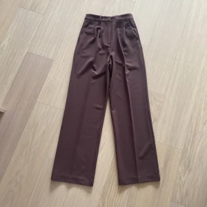 Kostymbyxa - Brun kostymbyxa med hög midja. 