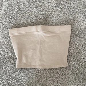 Bandeautopp - Säljer denna bandeautopp från H&M! Superskön, enkel och snygg. Nyskick. Köparen står för frakt.