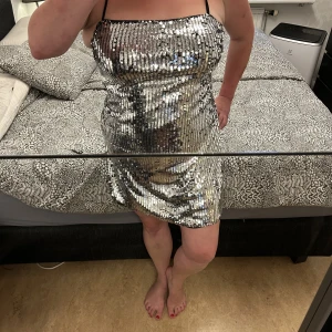 Paljettklänning ställbar rygg ny XXL - Ny med prislapp storlek XXL. Snörning i ryggen som kan justera passformen enkelt. 