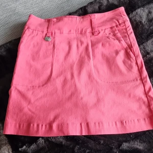 Golfkjol - Snygg golfkjol med innershorts, endast använd 2 gånger. 