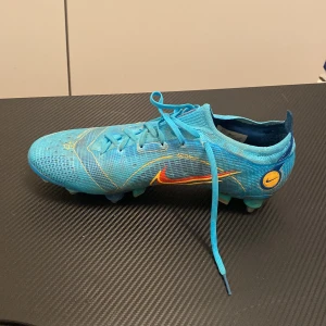 Nike mercurial  - Fotbollsskor som är lite använda men inget som är sönder, lite smutsiga bara inget mer, det är skruvdobb