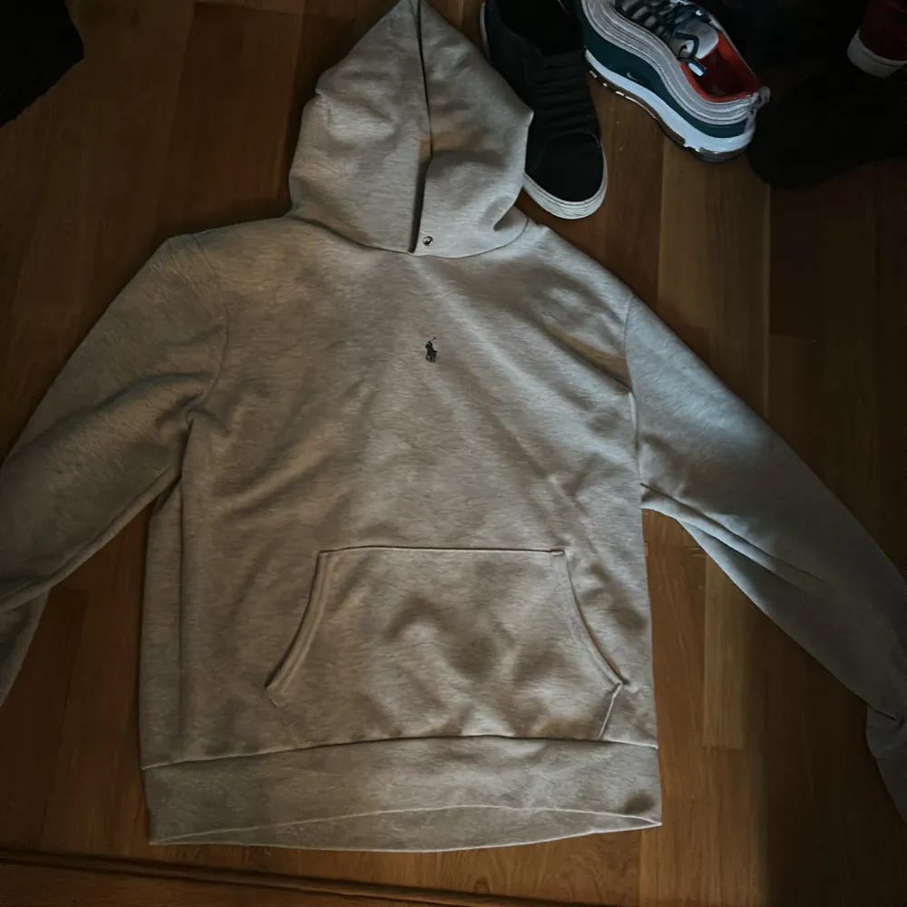Polo Ralph Lauren hoodie (Large) i nyskick. Nypris: 1700kr, Mitt pris: 900. Hoodies.
