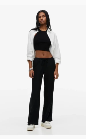 Hm linnebyxor  - Säljer mina hm linnebyxor i svart, de är i bra skick och endast använda några få gånger. Det finns inga hål eller slitningar i tyget. Storlek xs. 💗💗