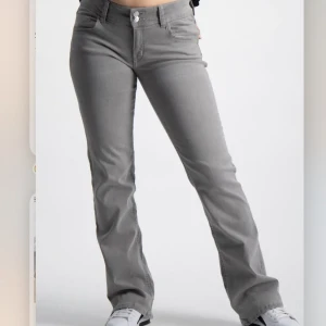 Lågmidjade jeans - Oanvända, lågmidjade jeans från Gina Young. Passar mig bra som brukar ha 34/36. 