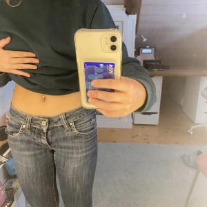 Low waist jeans - Köpte dessa lowaidt jeans här på plick. Dem är en arning för tights för mig och för långa. Bakfickorna är jättesnygga och ger y2k vibe. Säljer dem för lika mycket jag köpte dem för. Storlek xs/s, längden skulle passa någon som är 165 kanske lite längre.