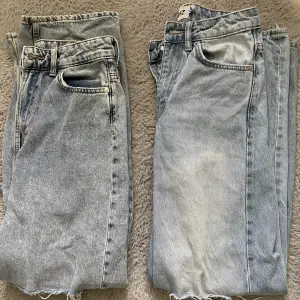 Två par högmidjade ljusblåa jeans! Båda är i fint skick. Dem till höger är från H&M och de till vänster är från lager 157. Skulle säga att storleken är 32/34. 100 kr styck eller 150 för båda💖