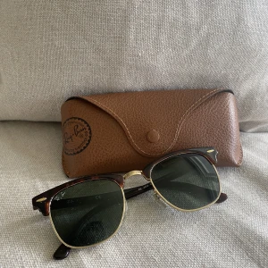 Ray Ban solglasögon - Ray Ban solglasögon, modell Clubmaster Classic. Märket är lite avskavt. Tillhörande fodral följer med.