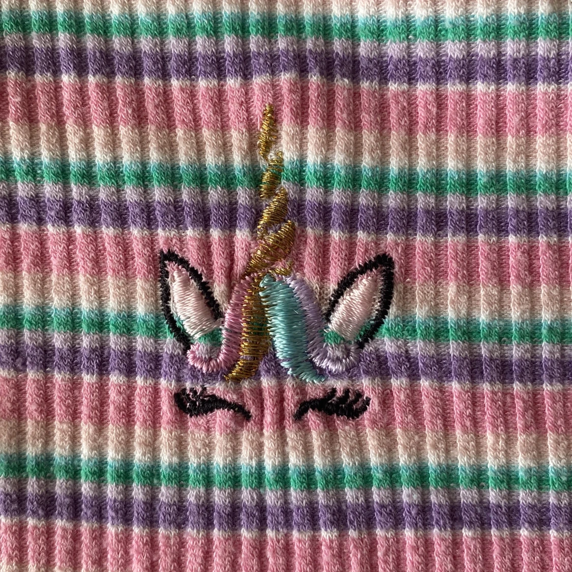 Ribbstickad t-shirt med enhörning på bröstet - 91