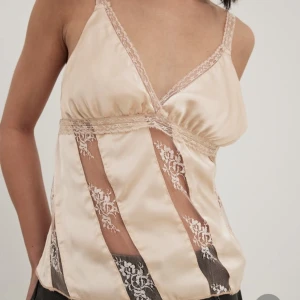 Topp - Säljer denna superfina toppen då den ej kommer till användning. Den är knappt använd och därav nästan i nyskick. Hör av dig vid intresse!!