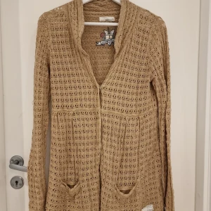 Odd Molly-kofta - Beige/brun kofta i stl 2 från Odd Molly. Köpt second hand och är i väl använt skick. Passar en S.