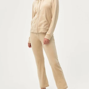 Velour dress  - Säljer nu min beiga velour dress från Gina i storlek S. Knappt använd. Hela setet för 300