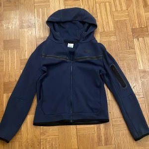 Mörk blå nike tech - Använt men som ny  Kan mötas i sthlm elr fraktas men då står köparen för frakten