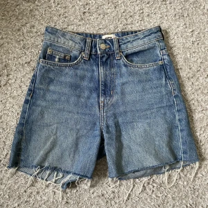 Jeansshorts  - Jag säljer de här fina jeansshortsen eftersom de är för små för mig. Om ni har några frågor är det bara att skriva💕💕