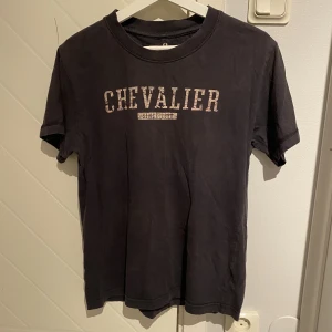 T-shirt - Svart t-shirt från Chevallier i storlek S