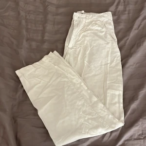 Linnebyxor med dragkedja  - Säljer dessa linnebyxor med dragkedja och knapp utan fickor på baksidan väldigt sköna, kan vara lite tajta i midjan. Funkar i storlek M också