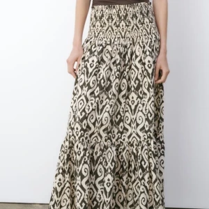 Långkjol  - INTRESSEKOLL! Funderar på att sälja denna så om ni ör intresserad hör av er till mig!❤️