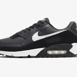 Nike air Max 90 - Storlek 40 använd under 7veckors period lite trasig i hälen men ingen stort som man kan se(: