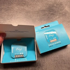 Plejd Dim-01 dosdimmer med bluetooth - Dosdimmer med multipla ingångar för styrning genom strömställare. Kan styras via Bluetooth från en mobil eller surfplatta Säljer alla 6 en motsvarar 266kr st. Pris i butik 480kr som lägst.