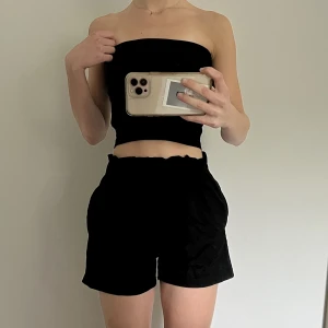 svarta tygshorts  - svarta tygshorts från gina tricot. fin passform där de är lite vidare på höfterna så man får fin figur. mjukt material o passar fint till vardags som att klä upp till fest. strlk xs men aningens oversized + resår i midjan så passar nog s oxå. 🤍