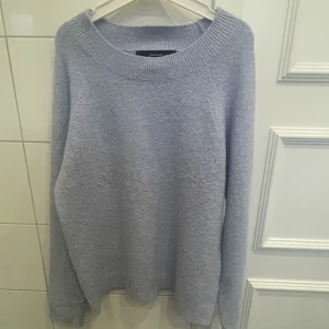Stickad Tröja  - Fin blå stickad tröja från Vera moda, i storlek S men funkar som M också , använd fåtal gånger, Köpt för 250kr. Har blivit lite ”förstörd” efter man tvättat den, men man tänker inte på de.