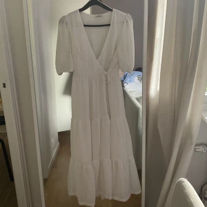 Långklänning - Fin långklänning från monki, använd fåtal gånger. Storlek 32, knytband i midjan som gör att den passar mig som vanligtvis har 34/36☺️