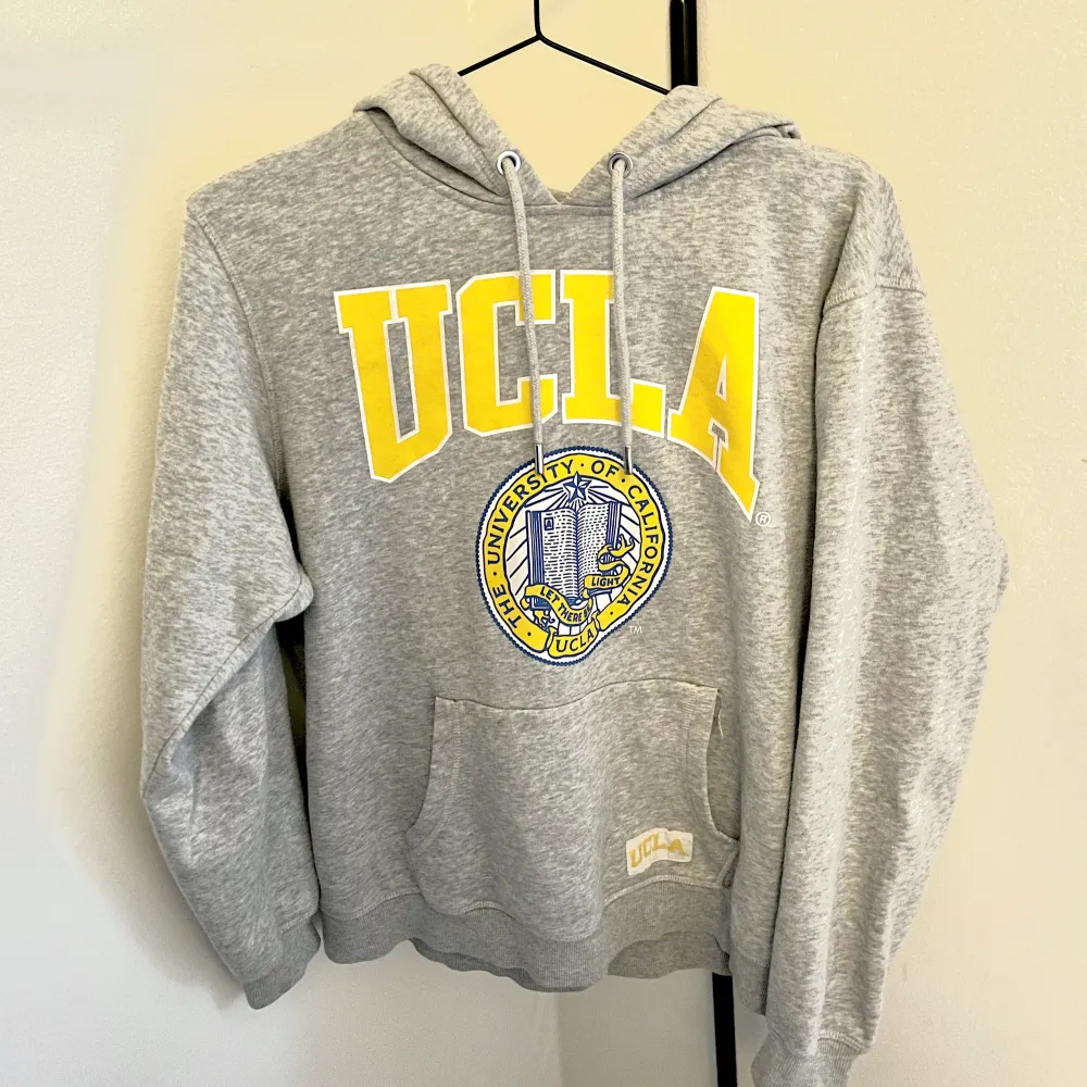 Säljer denna jätte fina UCLA hoodien från hm. endast använd fåtal gånger men är fortfarande i fint skick. skriv vid intresse, pris kan diskuteras💕. Hoodies.