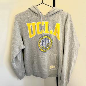 Säljer denna jätte fina UCLA hoodien från hm. endast använd fåtal gånger men är fortfarande i fint skick. skriv vid intresse, pris kan diskuteras💕