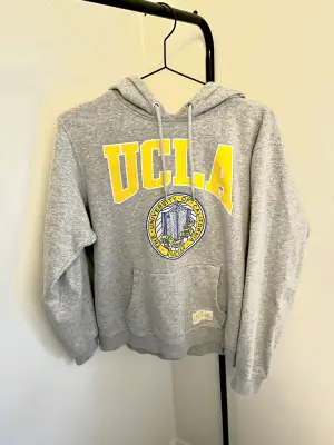 Säljer denna jätte fina UCLA hoodien från hm. endast använd fåtal gånger men är fortfarande i fint skick. skriv vid intresse, pris kan diskuteras💕