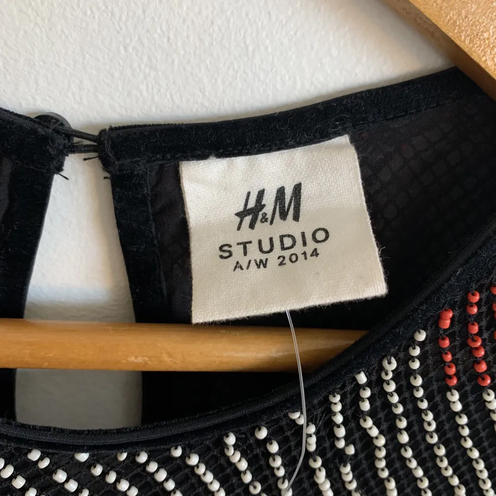 Fantastisk kort klänning från H&M studio med pärlor. . Klänningar.