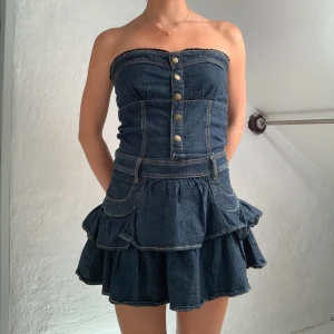 Jeans klänning - Hur snygg jeansklänning?!? Så fin till sommarens alla fester ✨🥳 jag är 165. Storlek M men passar även mig som är S