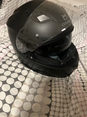 Moped hjälm - Säljer min extremt fina moped hjälm då den inte kommer till användning över huvudtaget. Har endast anvånt den till mina körlektion samt uppkörning. Den är i stolek XLL Den är E-märkt Ny pris 899 Mitt pris 650