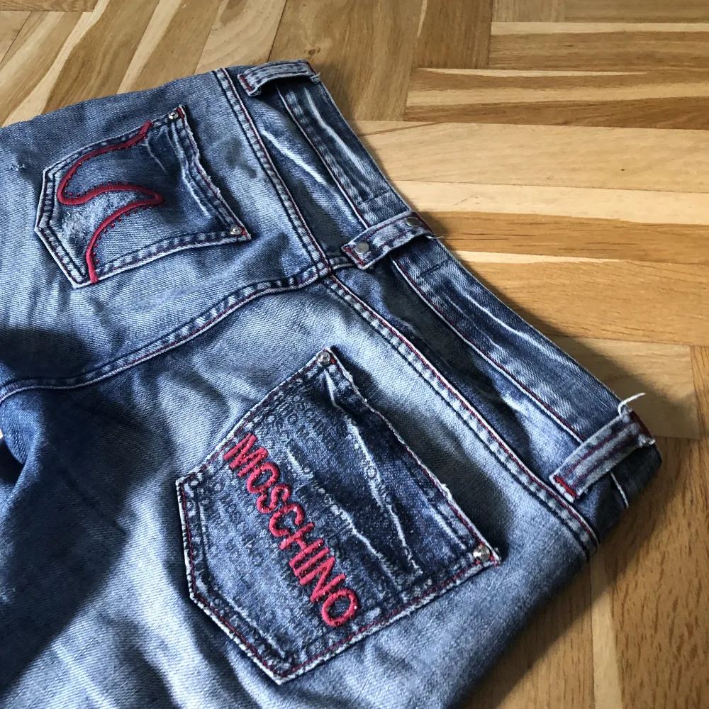 Utsvängda moschino jeans storlek 38 men sitter mer som 36💕. Jeans & Byxor.