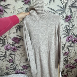 Stickad klänning 🤍 - Stickad klänning från H&M !! 🤍 Använd fåtal gånger!🤍 Nypris 500kr