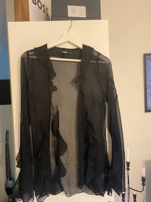 Meshtopp BikBok - En svart långärmad topp i mesh från BikBok,  med knytning fram. Aldrig använd Fraktas eller upphämtning i Västerås 💙 Köparen står för frakten 🩵