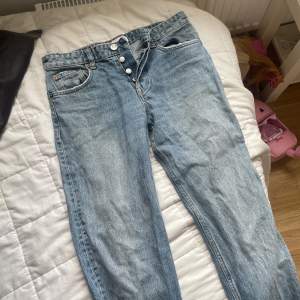 Säljer dessa basic zara jeans eftersom de blivit för små för mig😁