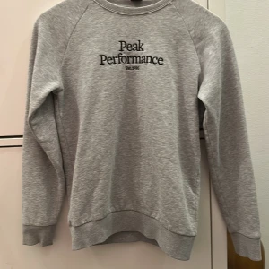 Peak performance tröja  - En väldigt fin tröja i bra skick och inga skador eller fläckar bra använd några gånger. 