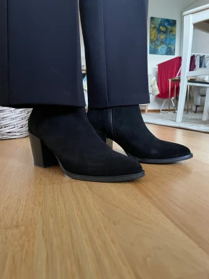 Svarta boots mocka - Svarta boots i mocka med medelhög klack från Rizzo i storlek 38 i nyskick!