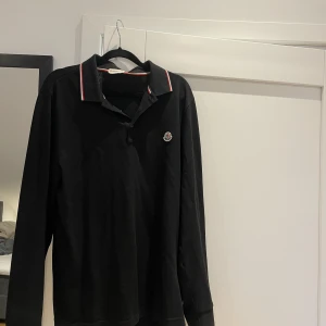 Långärmad moncler pike  - Säljer min moncler pike storlek L då jag knappt andvänt den, köpt på moncler butiken Östermalm