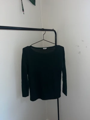 Tröja - Säljer denna super fina grön filippa k tröjan. Endast använd fåtal gånger men är fortfarande i fint skick. Skriv vid intresse, pris kan diskuteras💕