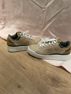 Limited edition adidas  - Ett par limited edition adidas som är i nyskick köptes i fel storlek. Dom är super bekväma. Lite plattform. Ny pris 1400kr 