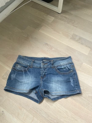 Jeansshorts  - Ett par sjukt najs jeansshorts! Vill få såld snabbt. Skriv för bild på
