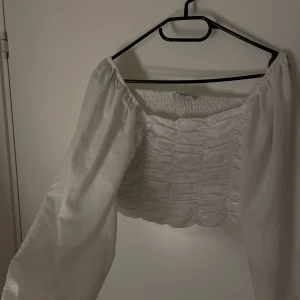 Vit topp från Chiquelle - Jätte fin somrig vit topp från Chiquelle, för bild på skriv privat! 