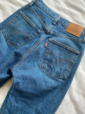 LEVIS RIBCAGE STRAIGHT ANKLE 25/27 - Helt nya Levis jeans. Högmidjade och ankle långa (storlek 25 och 27 långa)  Kan posta, men du står för frakten! 
