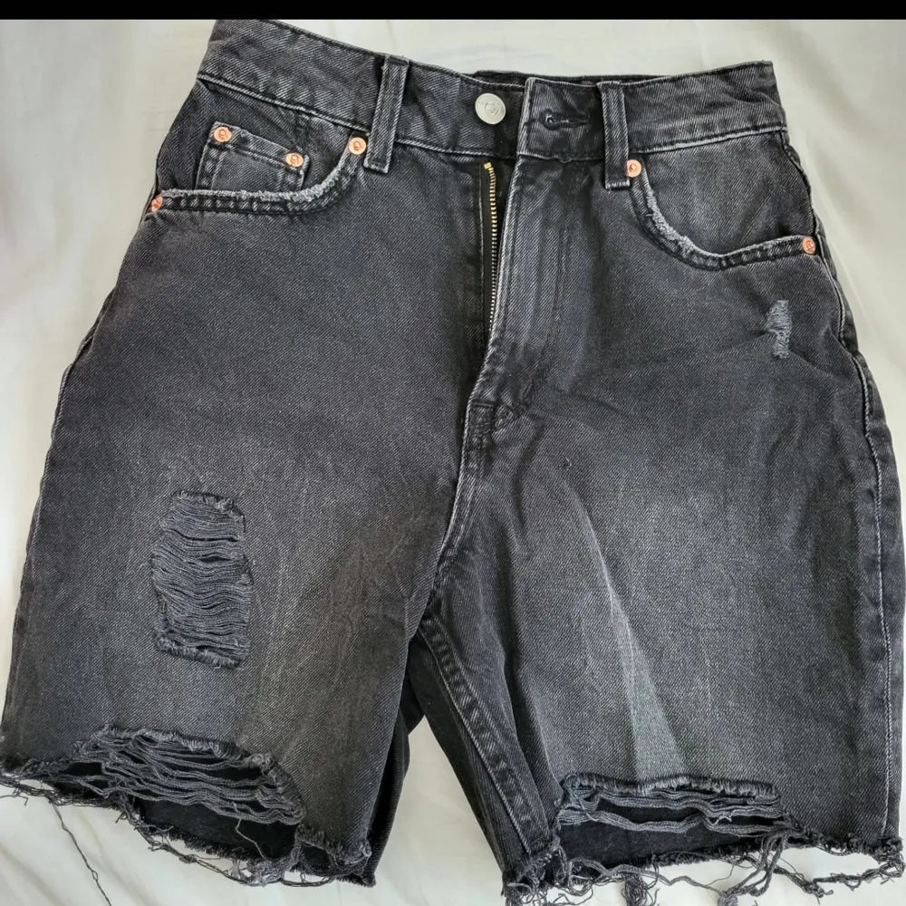 Gråa/svarta högmidjade denimshorts från H&M, oanvänd. . Shorts.