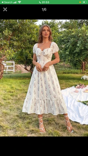 Klännig  - Jättefin klänning ifrån Shien, säljer den pågrund av att jag inte tar på mig klänningar längre.  Skriv för bilder. 